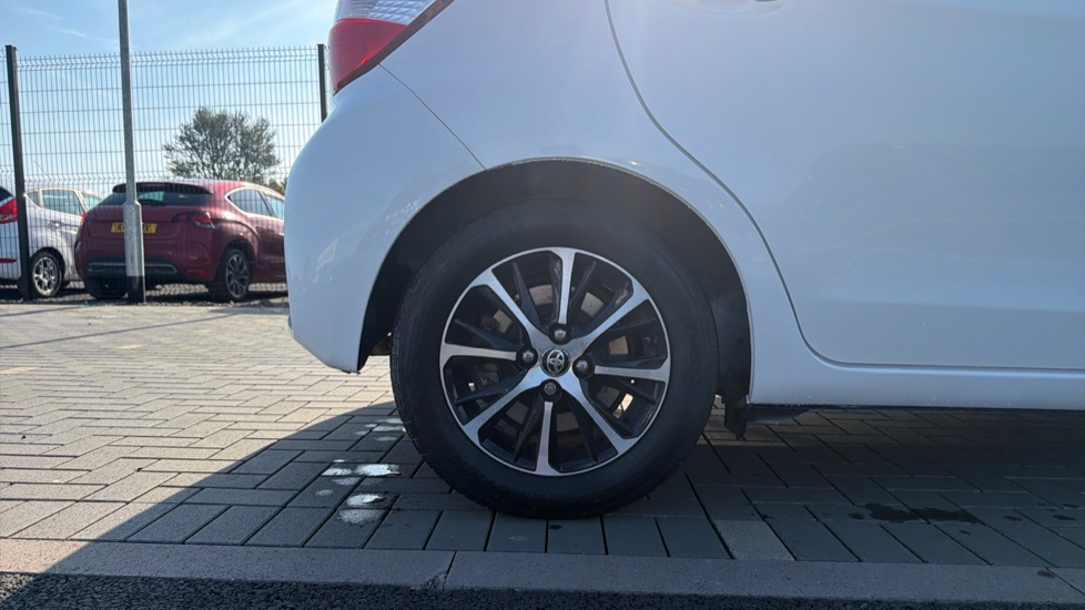 Toyota Yaris 1.5 Hybrid Icon Tech 5dr CVT Hybrid Hatchback - Image 25