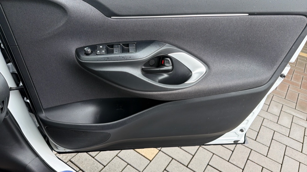 Toyota Yaris Cross 1.5 Hybrid Icon 5dr CVT Hybrid Estate - Image 45