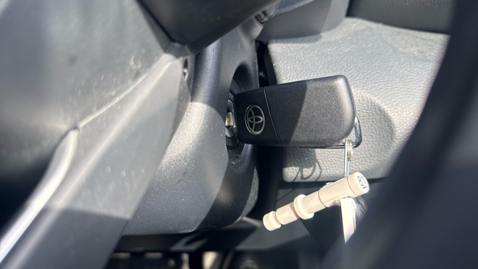 Toyota Yaris 1.5 Hybrid Icon 5dr CVT Hybrid Hatchback - Image 16