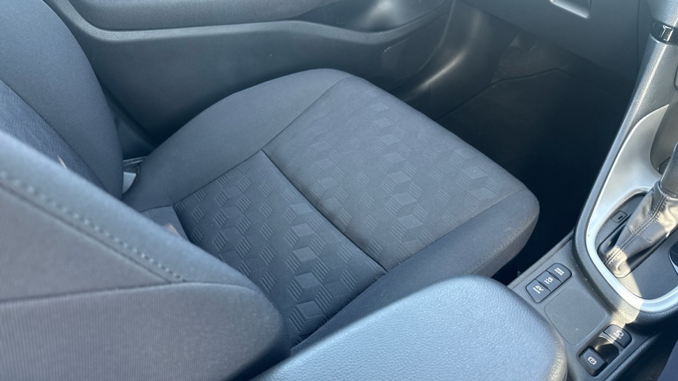 Toyota Yaris 1.5 Hybrid Icon 5dr CVT Hybrid Hatchback - Image 17