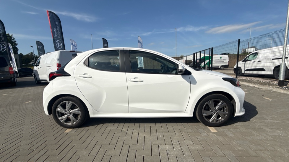 Toyota Yaris 1.5 Hybrid Icon 5dr CVT Hybrid Hatchback - Image 23
