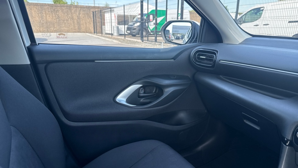 Toyota Yaris 1.5 Hybrid Icon 5dr CVT Hybrid Hatchback - Image 31