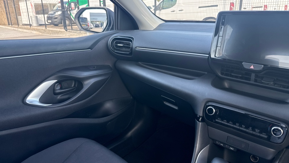 Toyota Yaris 1.5 Hybrid Icon 5dr CVT Hybrid Hatchback - Image 32