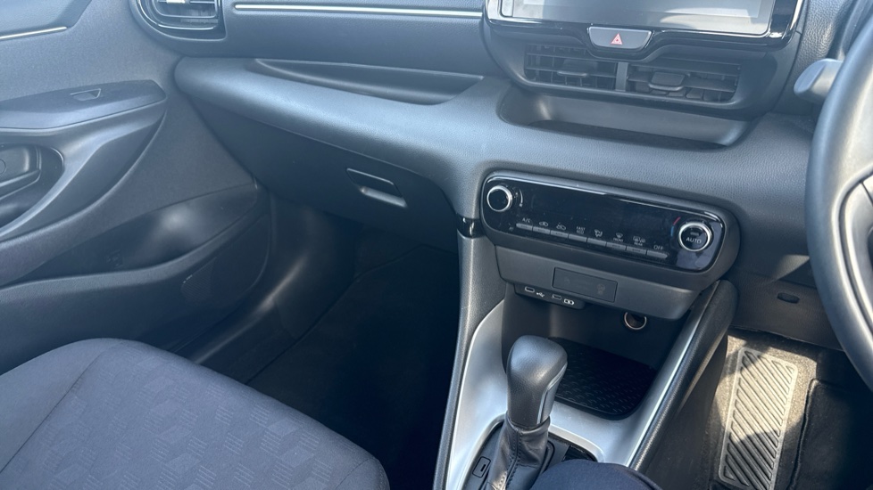 Toyota Yaris 1.5 Hybrid Icon 5dr CVT Hybrid Hatchback - Image 33