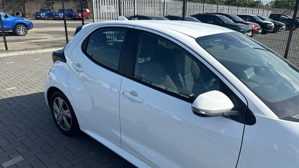 Toyota Yaris 1.5 Hybrid Icon 5dr CVT Hybrid Hatchback - Image 43