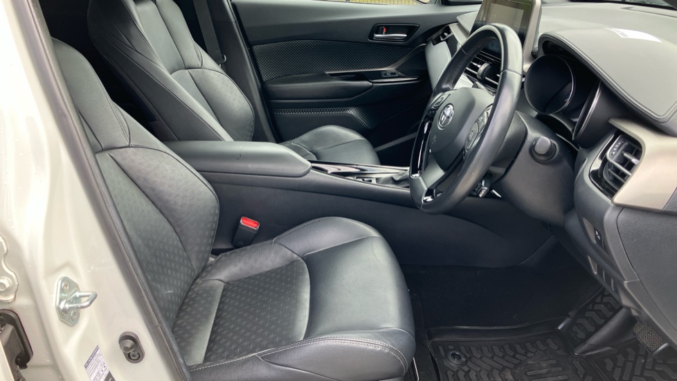 Toyota C-HR 1.8 Hybrid Dynamic 5dr CVT Hybrid Hatchback - Image 12