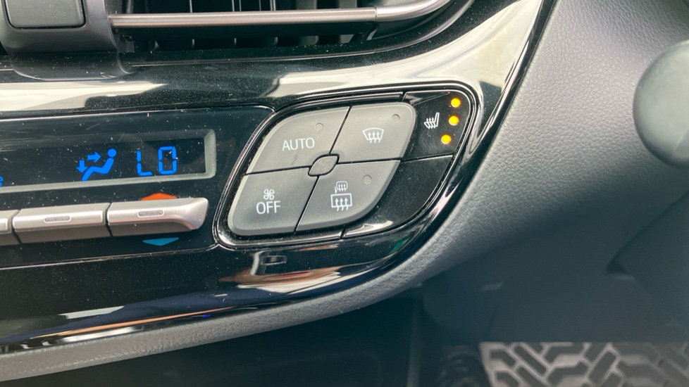 Toyota C-HR 1.8 Hybrid Dynamic 5dr CVT Hybrid Hatchback - Image 39