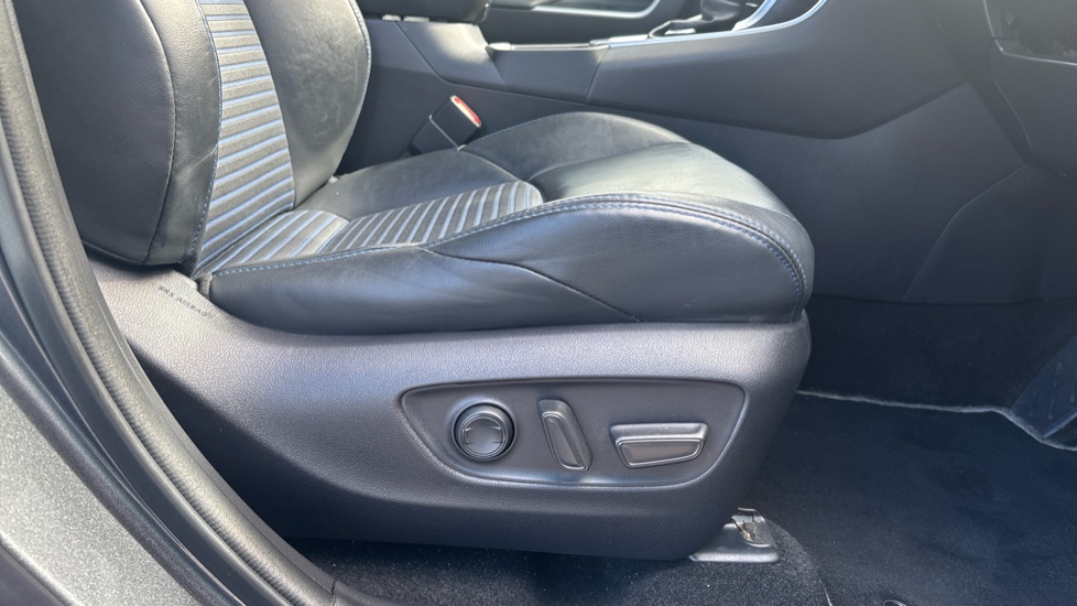Toyota RAV4 2.5 VVT-i Hybrid Dynamic 5dr CVT Hybrid Estate - Image 30