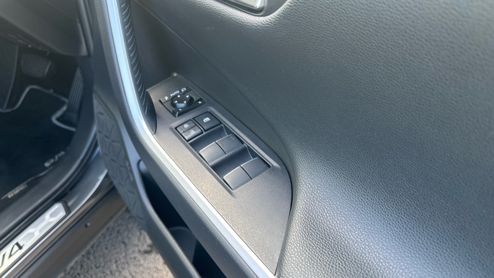 Toyota RAV4 2.5 VVT-i Hybrid Dynamic 5dr CVT Hybrid Estate - Image 33