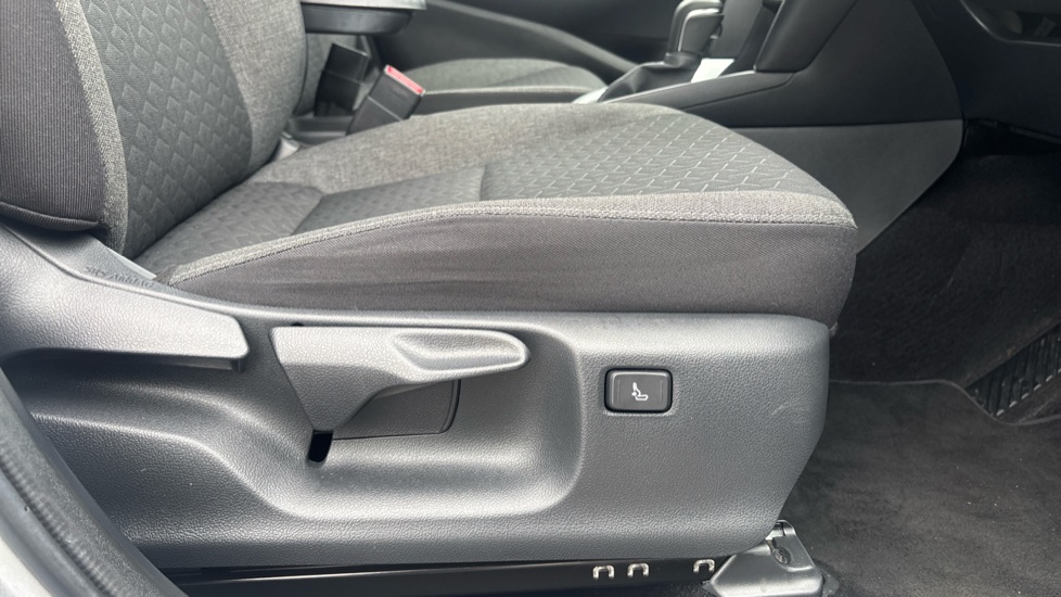 Toyota Yaris Cross 1.5 Hybrid Design 5dr CVT Hybrid Estate - Image 30