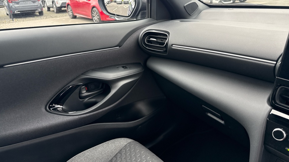 Toyota Yaris Cross 1.5 Hybrid Design 5dr CVT Hybrid Estate - Image 34