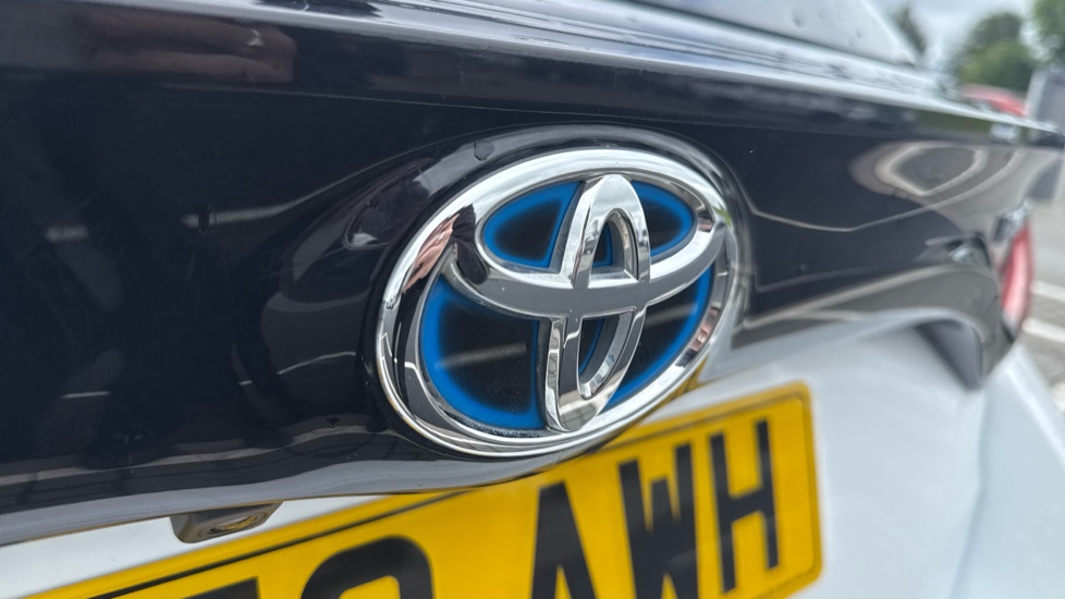 Toyota Yaris 1.5 Hybrid Design 5dr CVT Hybrid Hatchback - Image 40