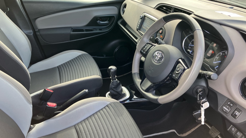 Toyota Yaris 1.5 VVT-i Blue Bi-tone 5dr [Nav] Petrol Hatchback - Image 12