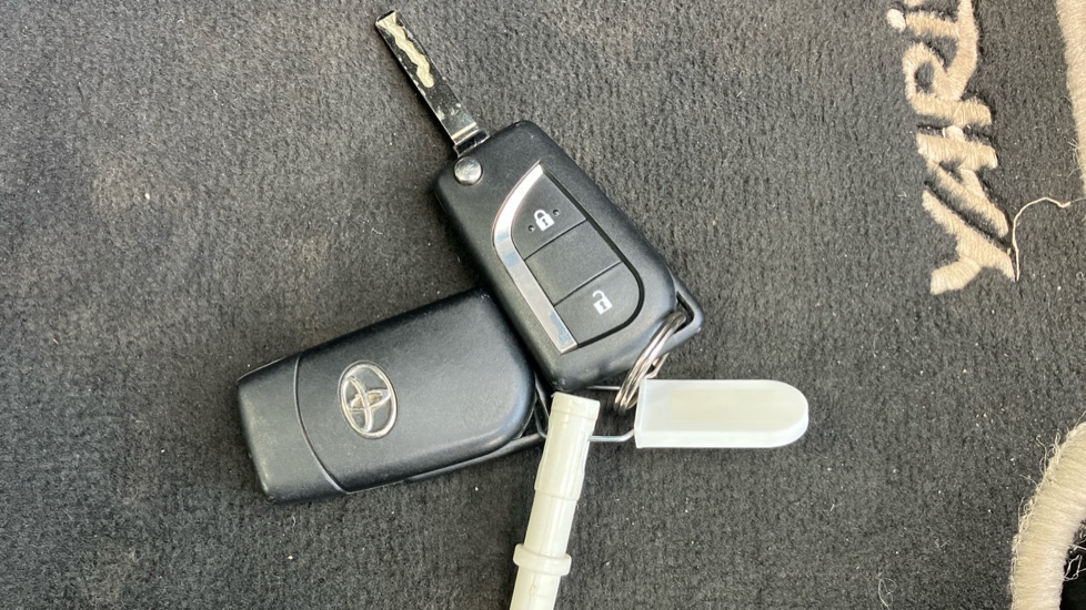 Toyota Yaris 1.5 VVT-i Blue Bi-tone 5dr [Nav] Petrol Hatchback - Image 28