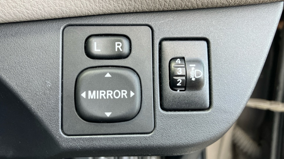 Toyota Yaris 1.5 VVT-i Blue Bi-tone 5dr [Nav] Petrol Hatchback - Image 38