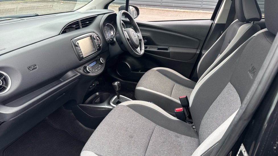 Toyota Yaris 1.5 Hybrid Y20 5dr CVT [Bi-tone] Hybrid Hatchback - Image 5