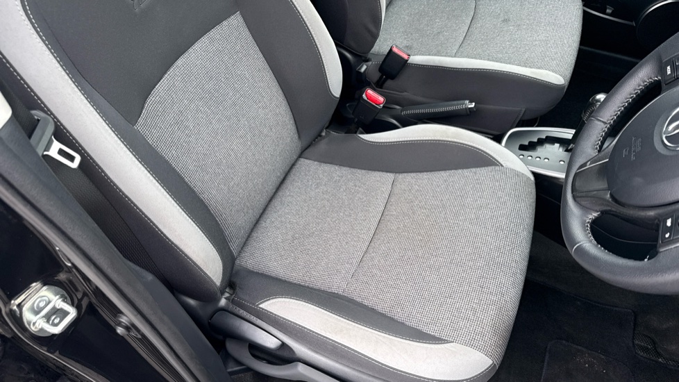 Toyota Yaris 1.5 Hybrid Y20 5dr CVT [Bi-tone] Hybrid Hatchback - Image 17