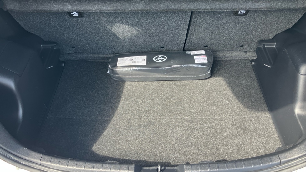 Toyota Yaris 1.5 Hybrid Y20 5dr CVT [Bi-tone] Hybrid Hatchback - Image 13