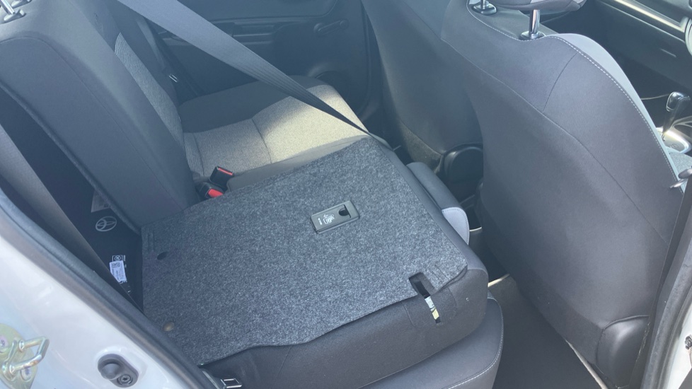 Toyota Yaris 1.5 Hybrid Y20 5dr CVT [Bi-tone] Hybrid Hatchback - Image 18