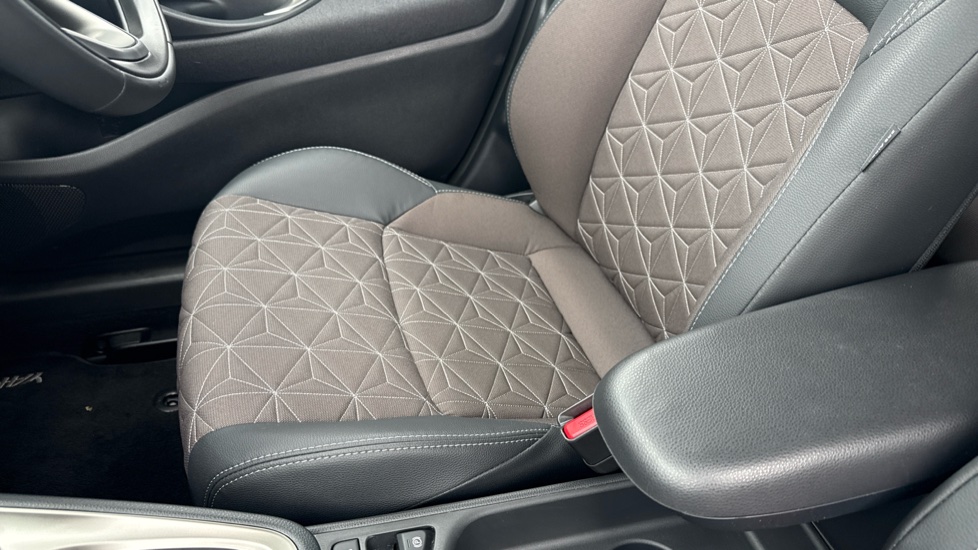 Toyota Yaris Cross 1.5 Hybrid Excel 5dr CVT Hybrid Estate - Image 17