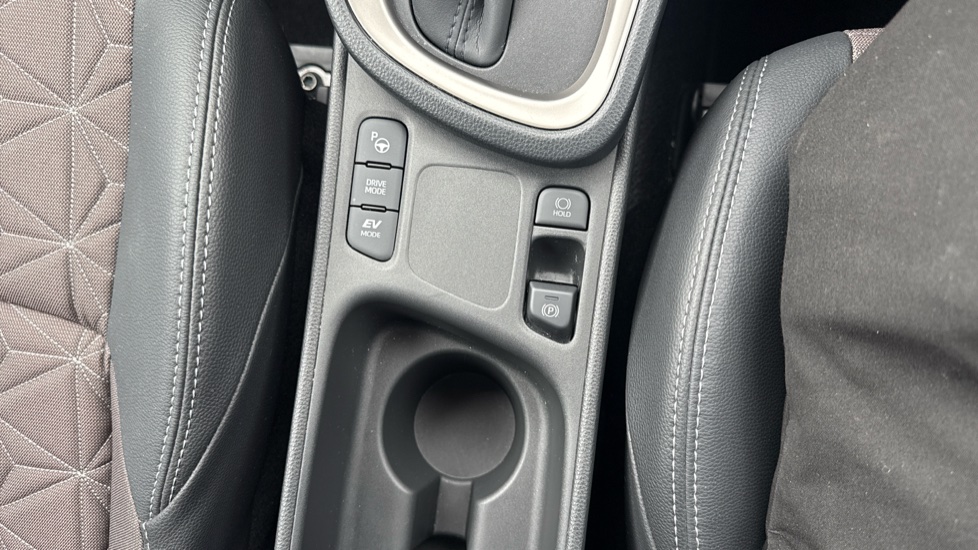 Toyota Yaris Cross 1.5 Hybrid Excel 5dr CVT Hybrid Estate - Image 31