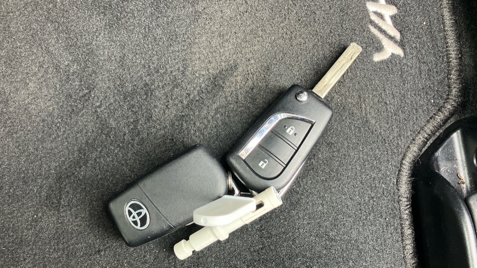 Toyota Yaris 1.5 Hybrid Design 5dr CVT Hybrid Hatchback - Image 28