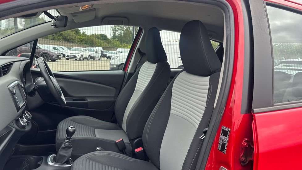 Toyota Yaris 1.5 VVT-i Icon Tech 5dr Petrol Hatchback - Image 19