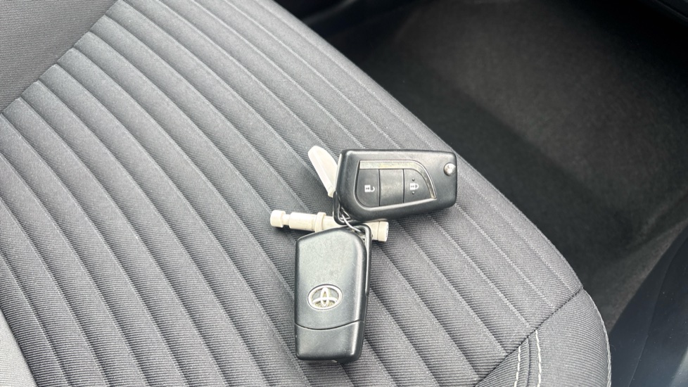 Toyota Yaris 1.5 VVT-i Icon Tech 5dr Petrol Hatchback - Image 28