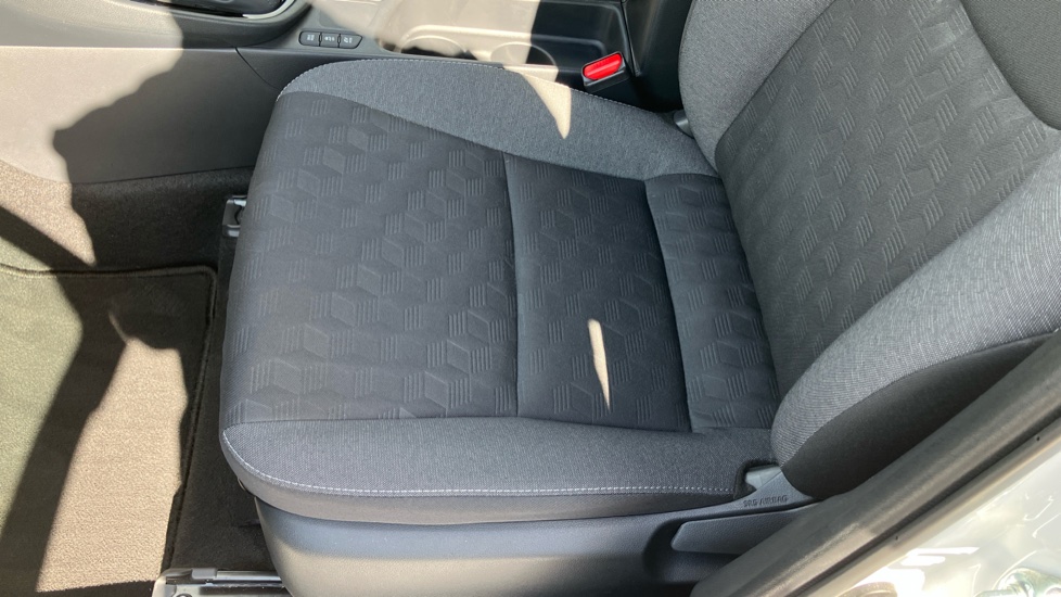 Toyota Yaris 1.5 Hybrid Design 5dr CVT Hybrid Hatchback - Image 17