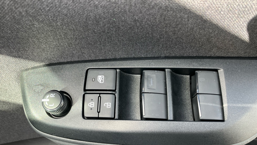 Toyota Yaris 1.5 Hybrid Design 5dr CVT Hybrid Hatchback - Image 31