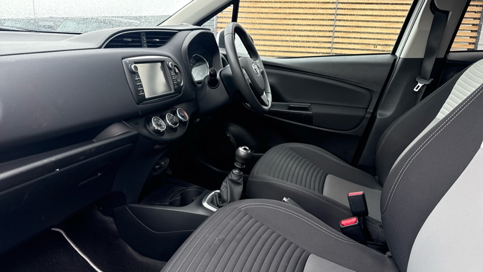 Toyota Yaris 1.5 VVT-i Design 5dr Petrol Hatchback - Image 5