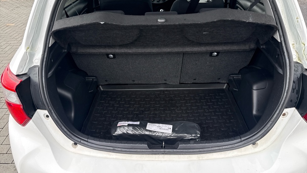 Toyota Yaris 1.5 VVT-i Design 5dr Petrol Hatchback - Image 13