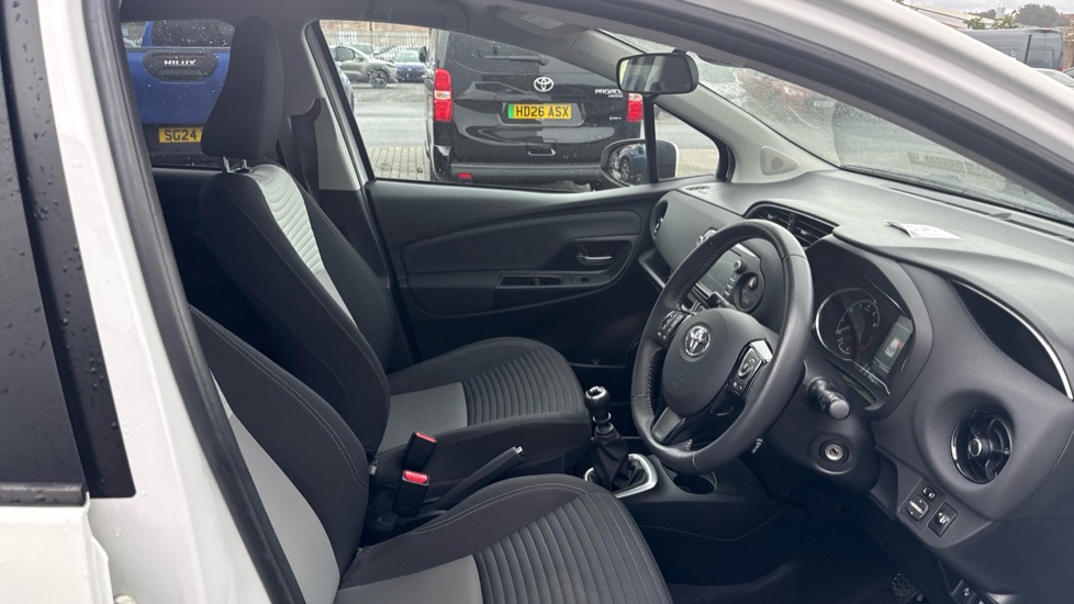Toyota Yaris 1.5 VVT-i Design 5dr Petrol Hatchback - Image 15