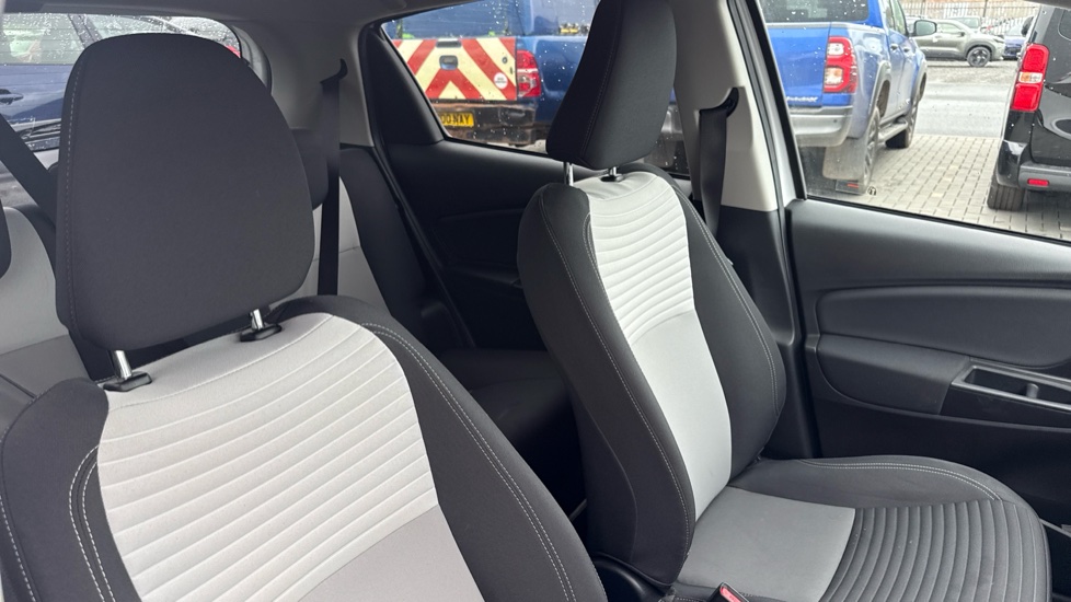 Toyota Yaris 1.5 VVT-i Design 5dr Petrol Hatchback - Image 17