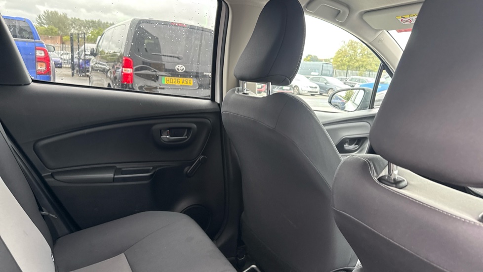 Toyota Yaris 1.5 VVT-i Design 5dr Petrol Hatchback - Image 19