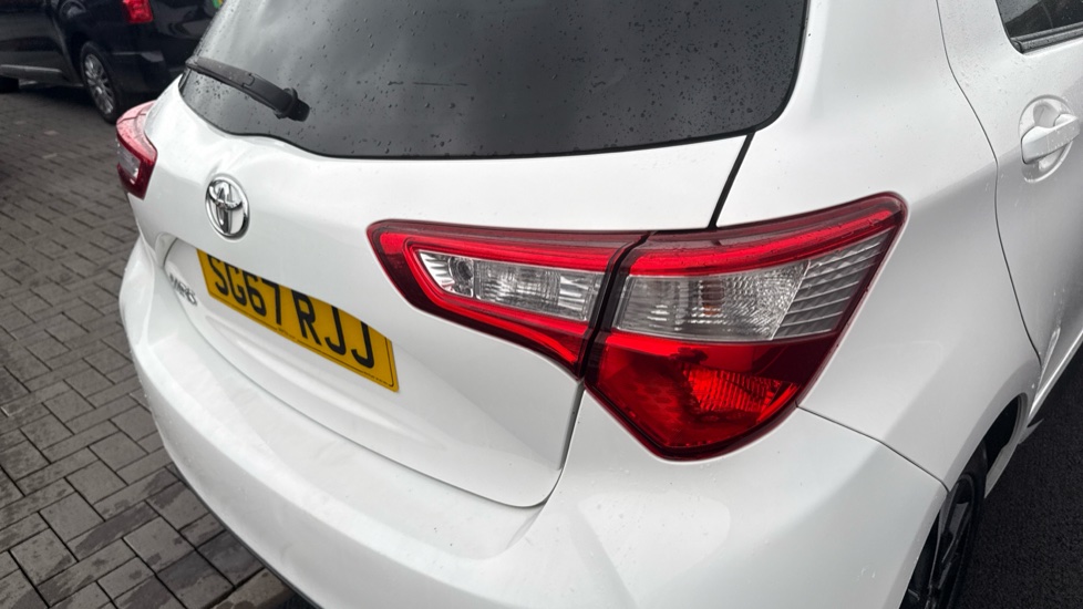 Toyota Yaris 1.5 VVT-i Design 5dr Petrol Hatchback - Image 21