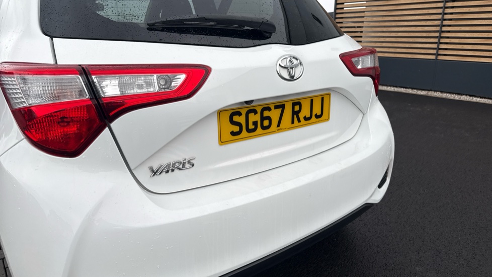 Toyota Yaris 1.5 VVT-i Design 5dr Petrol Hatchback - Image 30