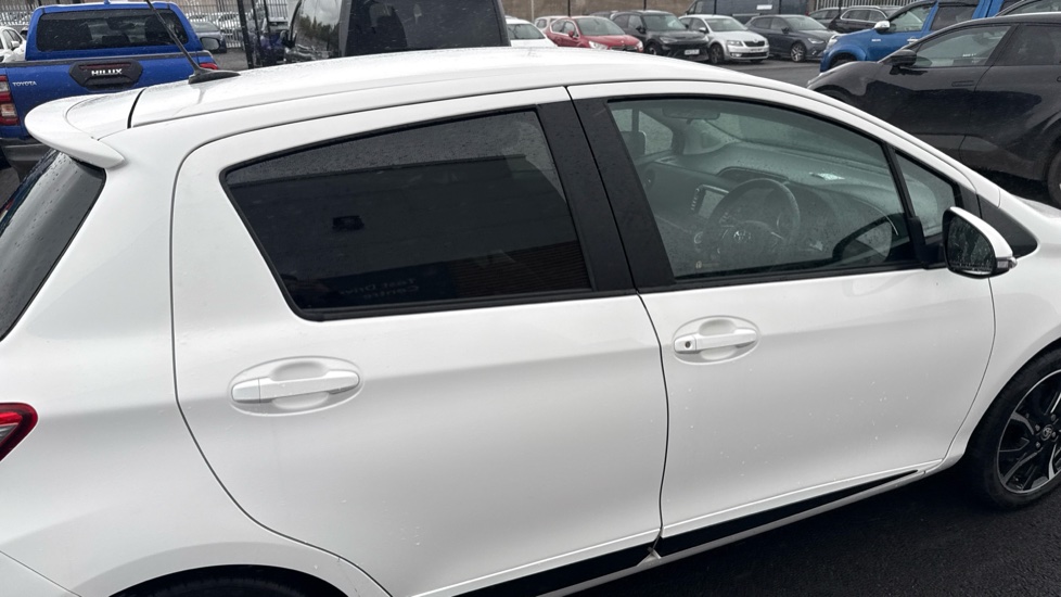 Toyota Yaris 1.5 VVT-i Design 5dr Petrol Hatchback - Image 32