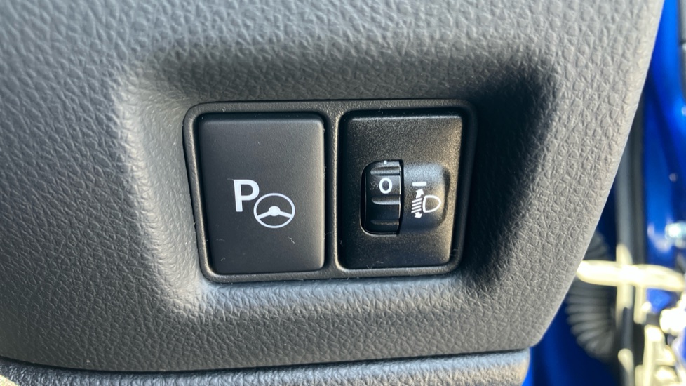 Toyota C-HR 1.8 Hybrid Design 5dr CVT Hybrid Hatchback - Image 31