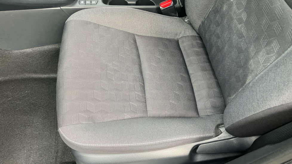 Toyota Yaris 1.5 Hybrid Design 5dr CVT Hybrid Hatchback - Image 17