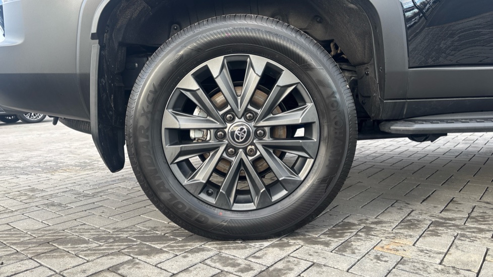 Toyota Land Cruiser 2.8 D-4D 48V 205 Invincible 5dr Auto [Pan Rf/5 St] Diesel Station Wagon - Image 18