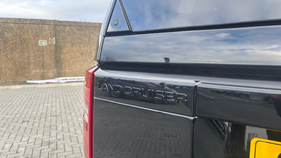 Toyota Land Cruiser 2.8 D-4D 48V 205 Invincible 5dr Auto [Pan Rf/5 St] Diesel Station Wagon - Image 25