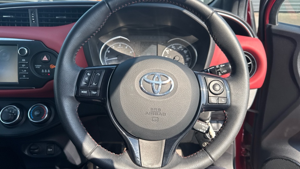 Toyota Yaris 1.5 VVT-i Blue Bi-tone 5dr Petrol Hatchback - Image 10