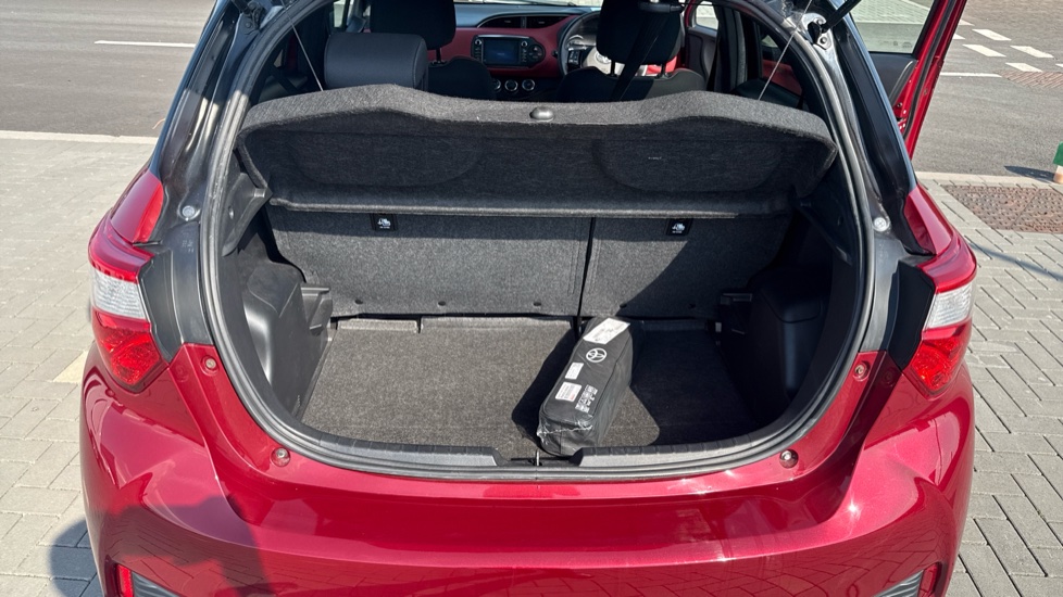 Toyota Yaris 1.5 VVT-i Blue Bi-tone 5dr Petrol Hatchback - Image 13