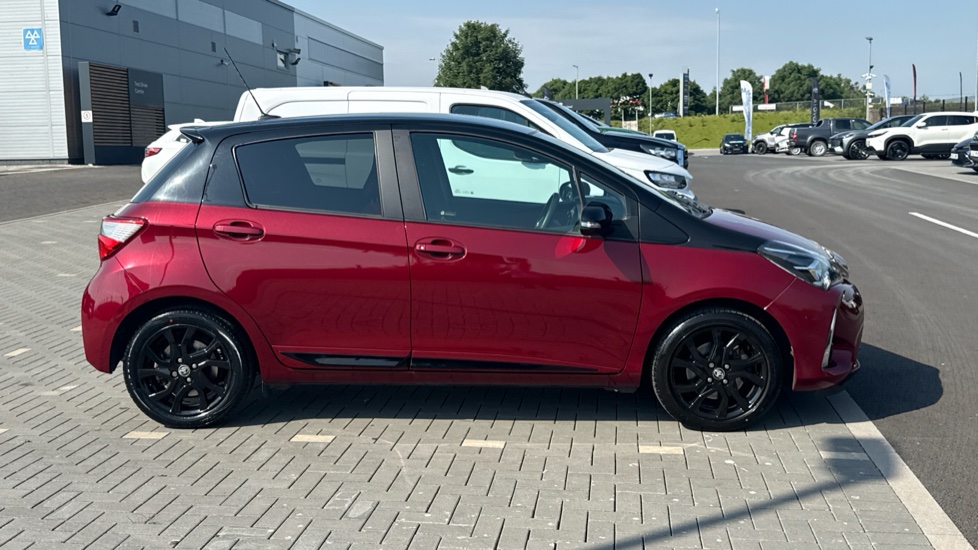 Toyota Yaris 1.5 VVT-i Blue Bi-tone 5dr Petrol Hatchback - Image 23