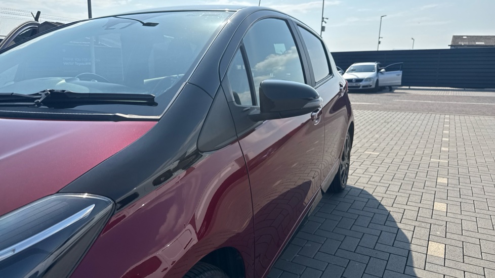 Toyota Yaris 1.5 VVT-i Blue Bi-tone 5dr Petrol Hatchback - Image 43