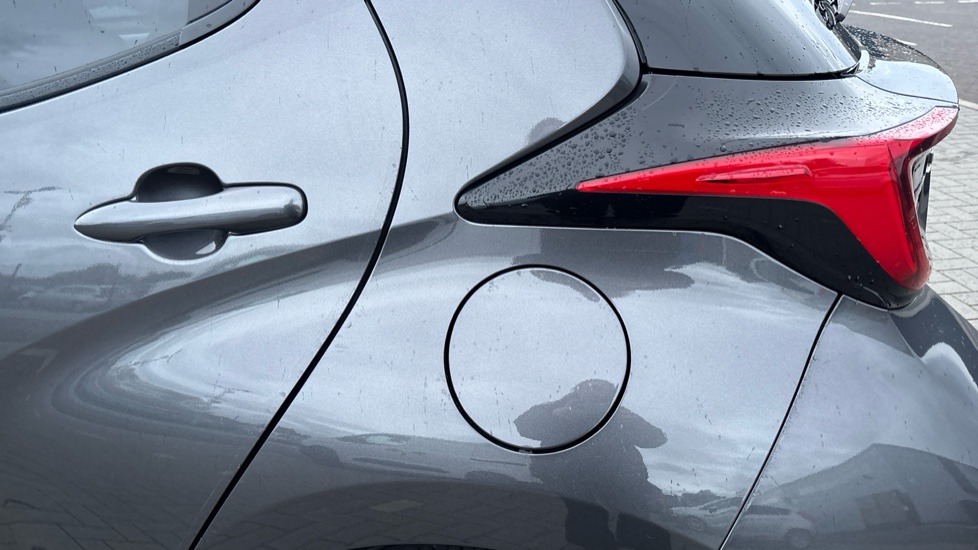 Toyota Yaris 1.5 Hybrid Design 5dr CVT Hybrid Hatchback - Image 48