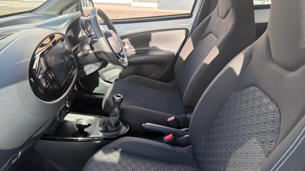 Toyota Aygo X 1.0 VVT-i Edge 5dr Petrol Hatchback - Image 5