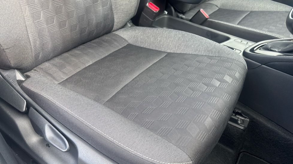 Toyota Yaris 1.5 Hybrid Design 5dr CVT Hybrid Hatchback - Image 17