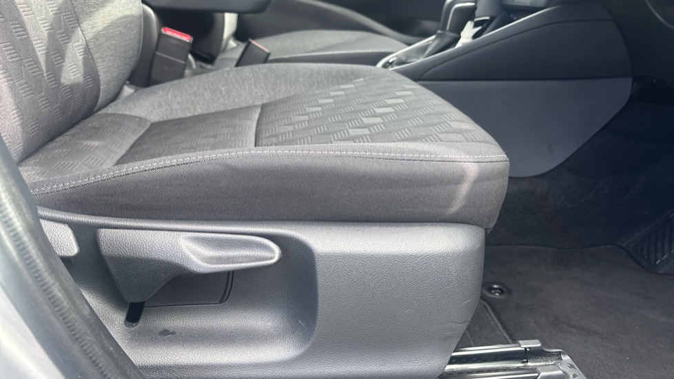 Toyota Yaris 1.5 Hybrid Design 5dr CVT Hybrid Hatchback - Image 30